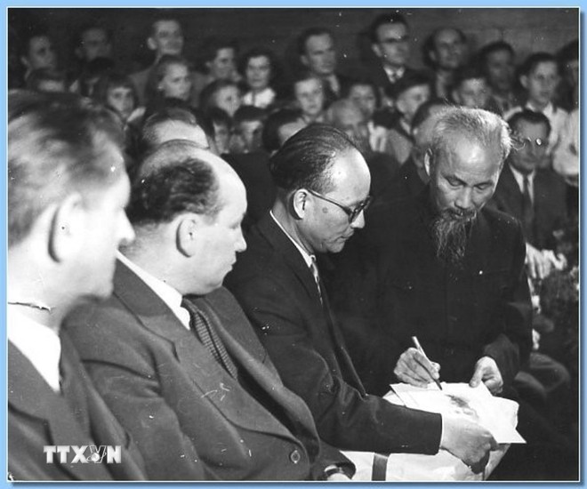 Ảnh tư liệu về chuyến thăm của Chủ tịch Hồ Chí Minh đến Chrastava vào tháng 7/1957 được lưu trữ trên trang web của chính quyền thành phố. Ảnh tư liệu về chuyến thăm của Chủ tịch Hồ Chí Minh đến Chrastava vào tháng 7/1957 được lưu trữ trên trang web của chính quyền thành phố.