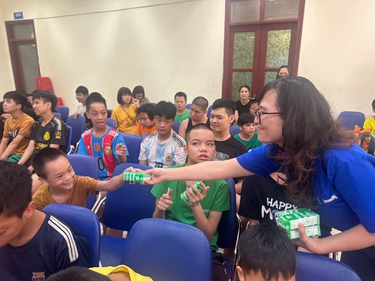 Trẻ em tại xã Đất Mũi, tỉnh Cà Mau vui Trung thu cùng đoàn nhân viên Vinamilk. Trẻ em tại xã Đất Mũi, tỉnh Cà Mau vui Trung thu cùng đoàn nhân viên Vinamilk.