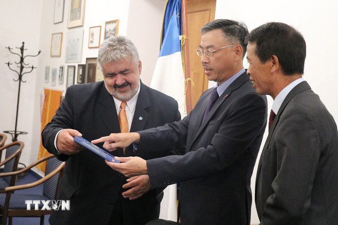 Đại sứ Việt Nam tại CH Séc Dương Hoài Nam tặng chính quyền thành phố Chrastava cuốn sách “Tình cảm của nhân dân thế giới với Chủ tịch Hồ Chí Minh” đã được dịch sang tiếng Séc. Đại sứ Việt Nam tại CH Séc Dương Hoài Nam tặng chính quyền thành phố Chrastava cuốn sách “Tình cảm của nhân dân thế giới với Chủ tịch Hồ Chí Minh” đã được dịch sang tiếng Séc.