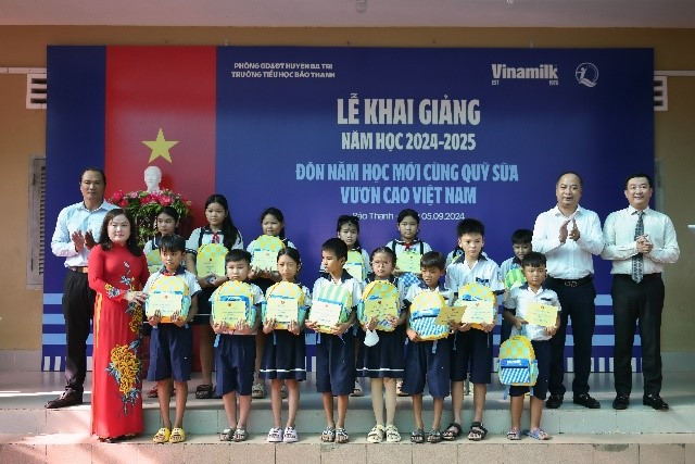 30 em học sinh vượt khó học giỏi của trường Bảo Thạnh đã được nhận học bổng, quà tặng năm học mới từ Vinamilk và Quỹ Bảo trợ trẻ em Việt Nam.
