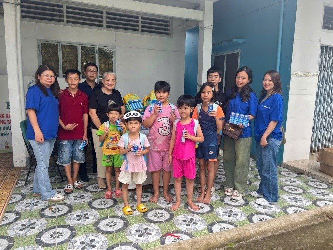 Các phần quà, sữa Vinamilk được trao tặng cho trẻ em có hoàn cảnh đặc biệt, khó khăn tại Cần Thơ dịp Trung thu. Các phần quà, sữa Vinamilk được trao tặng cho trẻ em có hoàn cảnh đặc biệt, khó khăn tại Cần Thơ dịp Trung thu.