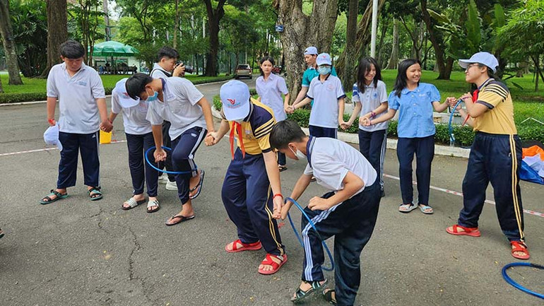 Các em tham gia nhiều trò chơi vui nhộn. (Ảnh: Vietluxtour)