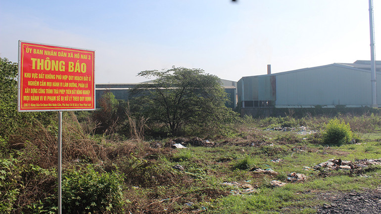 Chính quyền xã Hố Nai 3 cắm bảng khu vực đất không phù hợp quy hoạch, cấm xây dựng công trình.