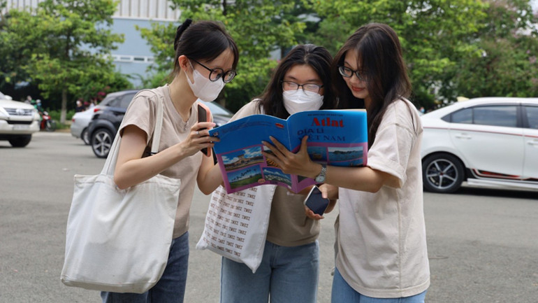 Các thí sinh trao đổi kiến thức môn Địa lý tại kỳ thi đánh giá năng lực đợt 2 năm 2023 do Đại học Quốc gia Thành phố Hồ Chí Minh tổ chức.