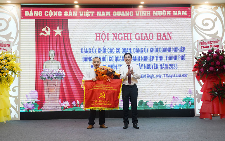 Lãnh đạo Đảng ủy khối cơ quan-doanh nghiệp tỉnh Ninh Thuận (đơn vị đăng cai tổ chức hội nghị năm 2023) trao cờ luân lưu, đăng cai tổ chức lần tiếp theo cho Đảng ủy khối cơ quan-doanh nghiệp tỉnh Gia Lai.
