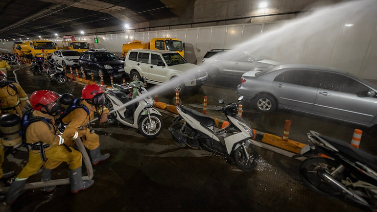 Lực lượng phòng cháy chữa cháy triển khai dập lửa