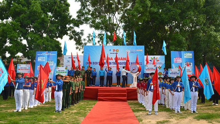Đại diện lãnh đạo Tỉnh ủy Bình Thuận đánh trống phát lệnh ra quân Chiến dịch Thanh niên tình nguyện hè năm 2023 tỉnh Bình Thuận.