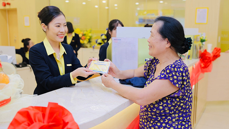 Khách hàng giao dịch tại Nam A Bank.
