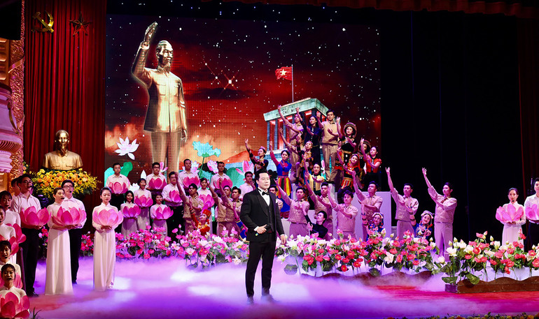 Chương trình biểu diễn nghệ thuật tại buổi lễ kỷ niệm.