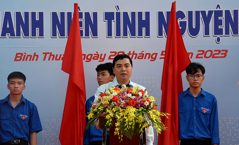 Phó Bí thư Thường trực Tỉnh ủy Bình Thuận Nguyễn Hoài Anh phát biểu chỉ đạo và động viên các chiến sĩ tình nguyện hè Bình Thuận tại Lễ ra quân.
