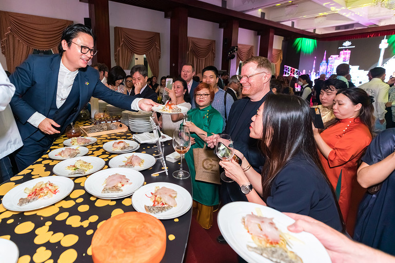 Đại sứ chương trình Luke Nguyễn và một số đầu bếp giỏi nhất của thành phố giới thiệu các sản phẩm chất lượng cao, bền vững và an toàn của Australia tới các đại biểu tham dự. (Ảnh: Đại sứ quán Australia)