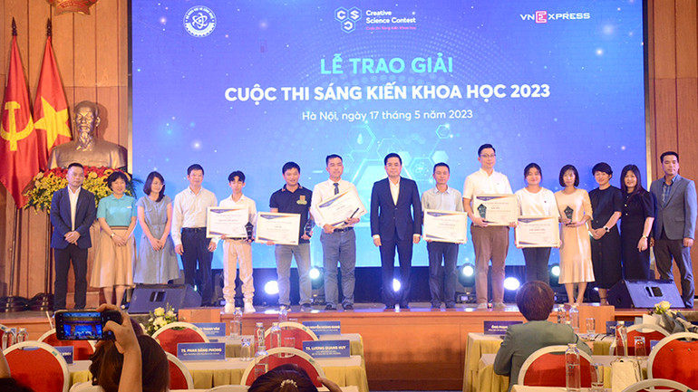 Các nhà khoa học trẻ nhận giải thưởng. Các nhà khoa học trẻ nhận giải thưởng.