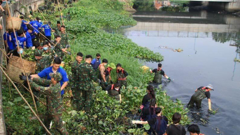 Tuổi trẻ các đơn vị của thành phố vớt rác trên tuyến Rạch Xuyên Tâm.