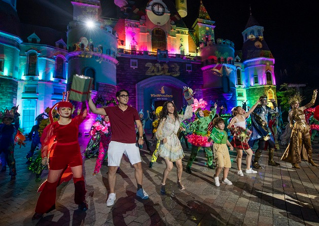 Rực rỡ Carnival tại các điểm đến của VinWonders. Rực rỡ Carnival tại các điểm đến của VinWonders.