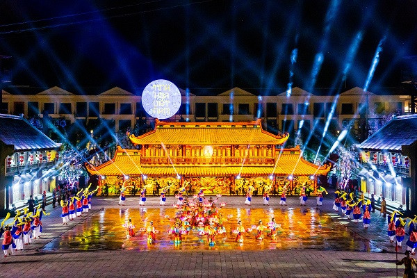 Khám phá văn hóa từ Á sang Âu qua các show diễn thực cảnh hấp dẫn. Khám phá văn hóa từ Á sang Âu qua các show diễn thực cảnh hấp dẫn.