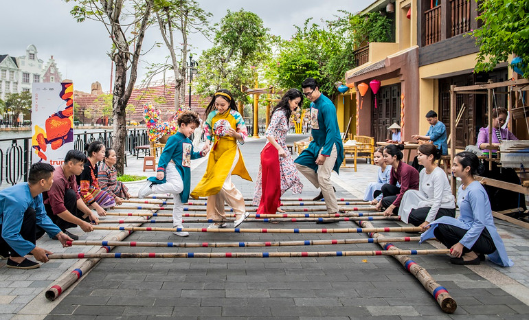 Hòa mình vào các trò chơi dân gian thú vị. Hòa mình vào các trò chơi dân gian thú vị.