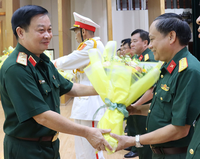 Trung tướng Trần Hoài Trung tặng hoa cho Ban Giám khảo và các đơn vị tham gia hội thi.