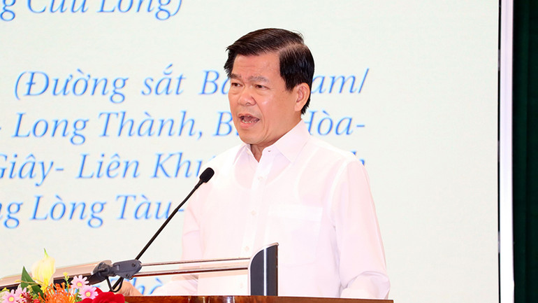 Đồng chí Nguyễn Hồng Lĩnh, Ủy viên Trung ương Đảng, Bí thư Tỉnh ủy Đồng Nai trình bày chuyên đề.