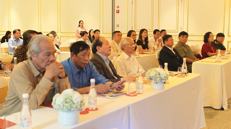 Các đại biểu văn nghệ sĩ dự lễ phát động.