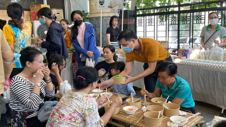 Khu ẩm thực với nhiều món ngon các vùng miền thu hút nhiều người tiêu dùng tại Thành phố Hồ Chí Minh. Khu ẩm thực với nhiều món ngon các vùng miền thu hút nhiều người tiêu dùng tại Thành phố Hồ Chí Minh.