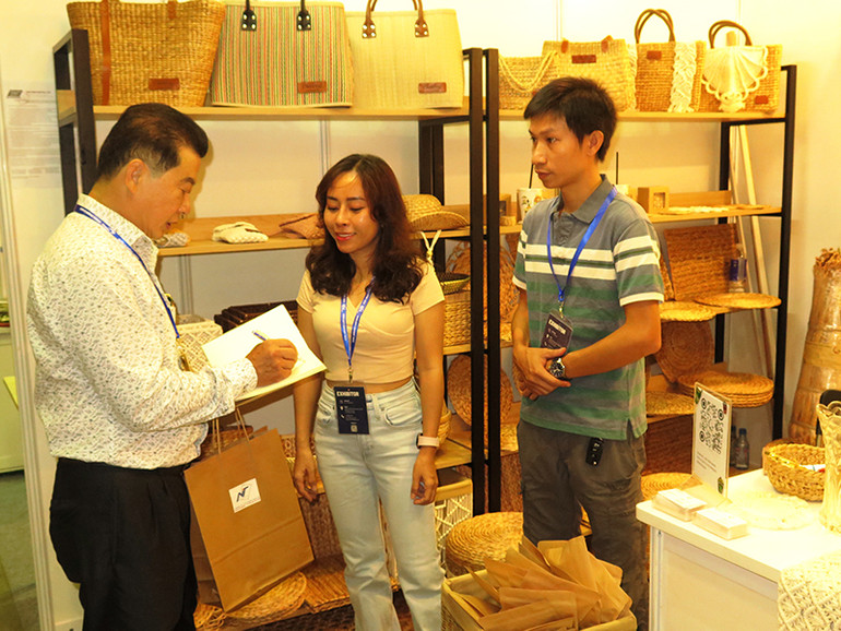 Khách tham quan, tìm hiểu sản phẩm tại hội chợ.