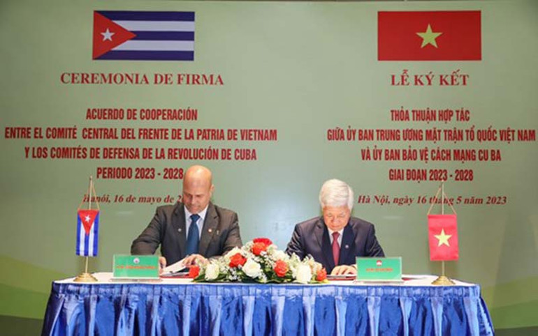 Chủ tịch Ủy ban Trung ương Mặt trận Tổ quốc Việt Nam Đỗ Văn Chiến và Chủ tịch Ủy ban Bảo vệ Cách mạng Cuba Gerardo Hernandez Nordelo ký kết thỏa thuận hợp tác giữa hai tổ chức giai đoạn 2023-2028.