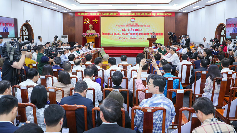 Quang cảnh buổi lễ. (Ảnh: HƯƠNG ĐIỆP)