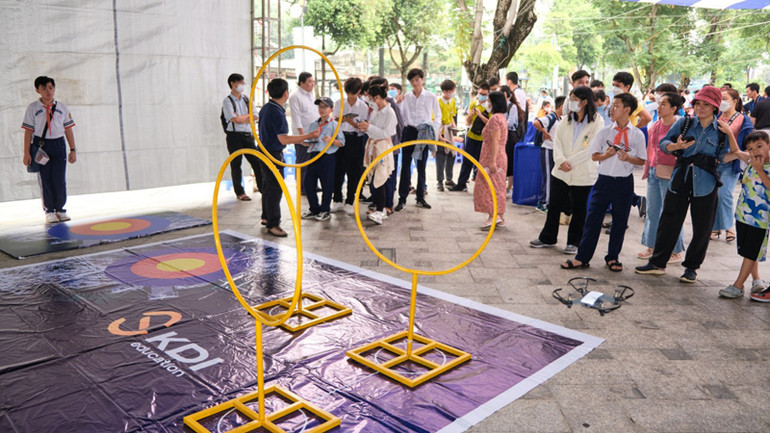 Cuộc thi Lập trình điều khiển drones-Chinh phục bầu trời dành cho học sinh trung học cơ sở.