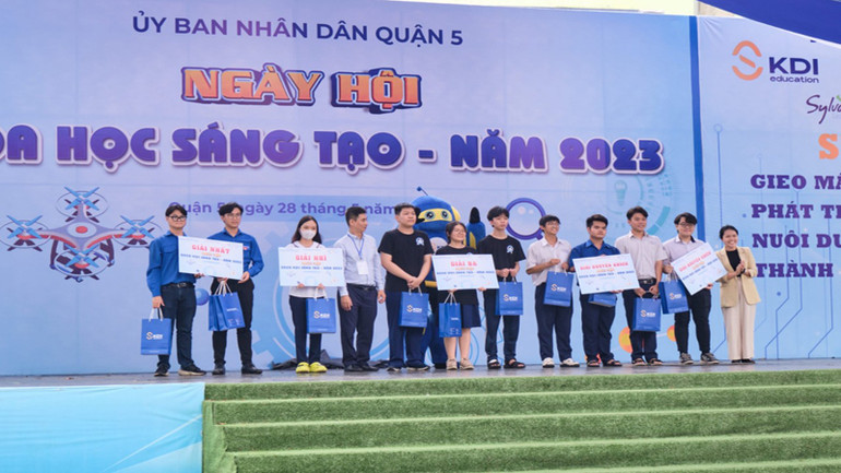 Ban Tổ chức trao giải thưởng cho các đội đoạt giải cao tại ngày hội.