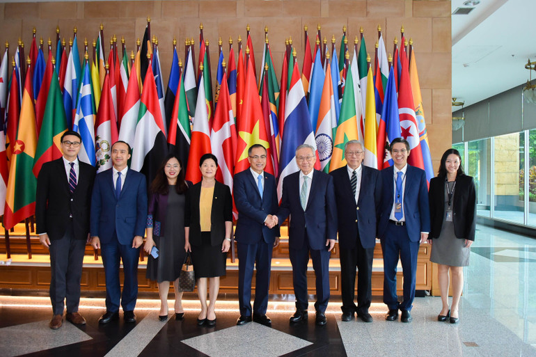 Đại sứ Phan Chí Thành và cán bộ Đại sứ quán chụp ảnh lưu niệm cùng Phó Thủ tướng, Bộ trưởng Bộ Ngoại giao Thái Lan - Don Pramudwinai. (Ảnh: Tuấn Anh)