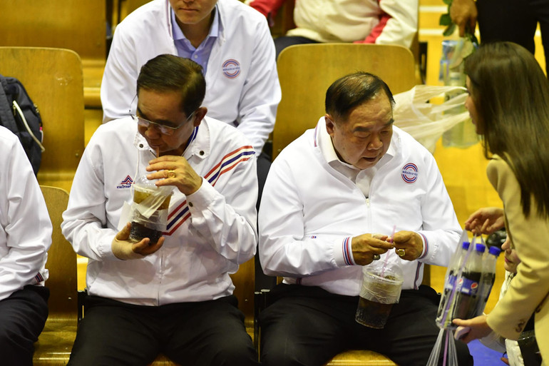 Ứng cử viên Đảng Quốc gia Thái Lan Thống nhất, ông Prayut Chan-o-cha ngồi cạnh lãnh đạo Đảng Phalang Pracharath, ứng cử viên Thủ tướng Prawit Wongsuwan tại Trung tâm Thanh niên Thái Lan-Nhật Bản ở Din Daeng sáng 3/4. (Ảnh: Khaosod English)