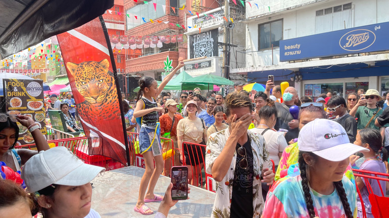 Không chỉ người lớn mà những bạn trẻ Thái Lan cũng hòa mình vào làn nước mát và âm nhạc sôi động trên con đường Khaosan ngày 13/4 - Ảnh Tuấn Anh