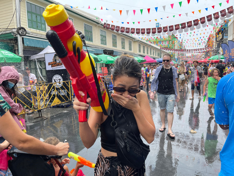 Người Thái có phong tục đi lang thang trên đường phố, phun nước vào nhau để rửa trôi điều xấu và mang đến may mắn cho người bị té nước - Ảnh Tuấn Anh