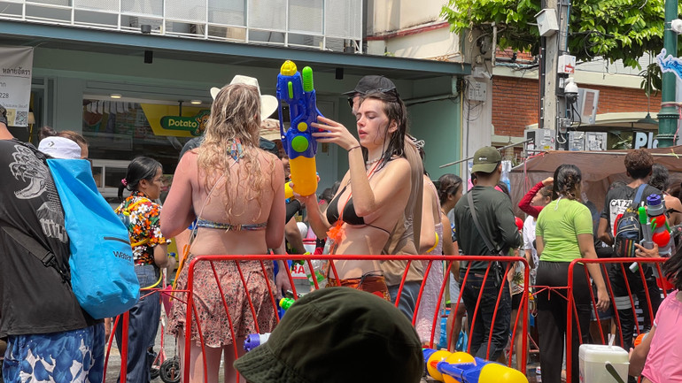 Dù chính phủ Thái Lan ban hành lệnh cấm các trang phục tắm đối với nữ và cấm cởi trần đối với nam nhưng các du khách từ khắp nơi trên thế giới vẫn vui chơi cuồng nhiệt tại thủ đô Bangkok - Ảnh Tuấn Anh