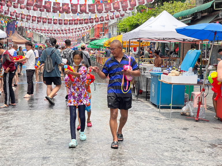 Lễ hội Songkran đầu tiên được tổ chức quy mô lớn trên phố Khaosan vào năm 1992 đã thu hút một lượng lớn khách quốc tế. Kể từ đó, sự kiện này nổi tiếng khắp thế giới. Hiện tại nhiều thành phố khác trên khắp Thái Lan đã học tập thành công của mô hình này nhằm thúc đẩy quảng bá du lịch tới xứ sở Chùa Vàng