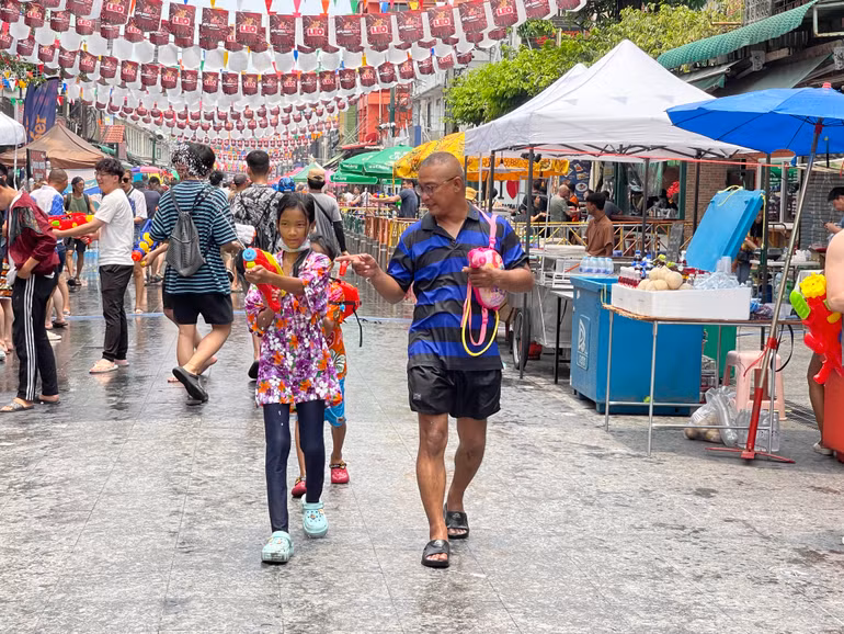 Lễ hội Songkran đầu tiên được tổ chức quy mô lớn trên phố Khaosan vào năm 1992 đã thu hút một lượng lớn khách quốc tế. Kể từ đó, sự kiện này nổi tiếng khắp thế giới. Hiện tại nhiều thành phố khác trên khắp Thái Lan đã học tập thành công của mô hình này nhằm thúc đẩy quảng bá du lịch tới xứ sở Chùa Vàng