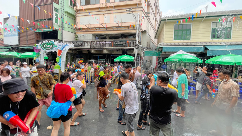 Cảnh tượng dòng người đông đúc dọc khắp các con phố, cả người dân và khách du lịch đang hào hứng chơi té nước chào đón năm mới của xứ Chùa Vàng - Ảnh Tuấn Anh