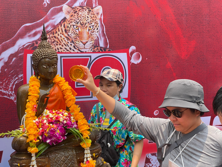 Trong 3 ngày đánh dấu thời điểm năm mới của người Thái, mọi người sẽ dọn dẹp nhà cửa, tỏ lòng kính trọng với người lớn tuổi bằng cách rửa chân cho họ bằng nước thơm, thực hiện các nghi lễ tôn giáo ở đền, chùa - Ảnh Tuấn Anh