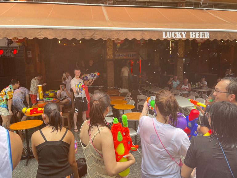 Người dân Thái Lan và hàng triệu du khách nước ngoài vẫn vui chơi Tết Songkran 2023 dù bị cấm tạt nước ngoài đường phố, cấm sử dụng các loại vòi nước hoặc súng nước có áp lực nước cao cũng như cấm trét bột mì - Ảnh Tuấn Anh