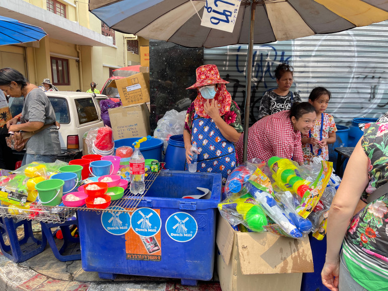 Một quầy hàng bày bán súng phun nước trên phố Khaosan - Ảnh Tuấn Anh