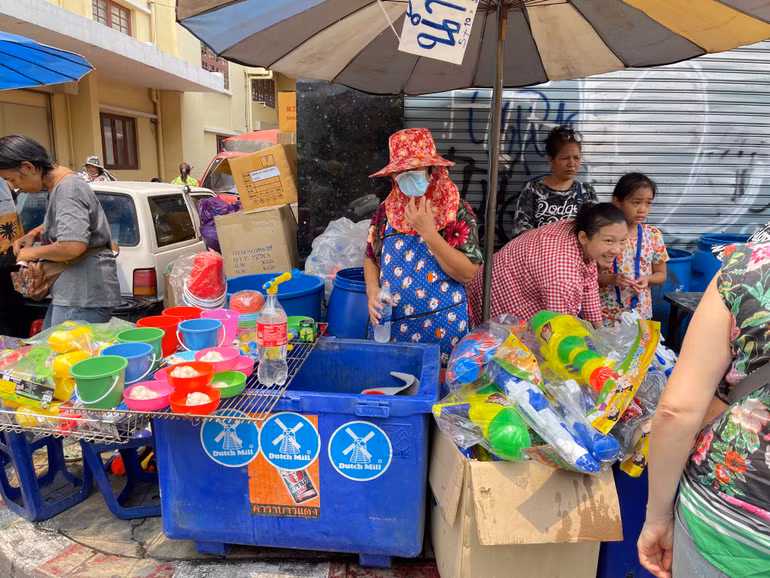 Một quầy hàng bày bán súng phun nước trên phố Khaosan - Ảnh Tuấn Anh