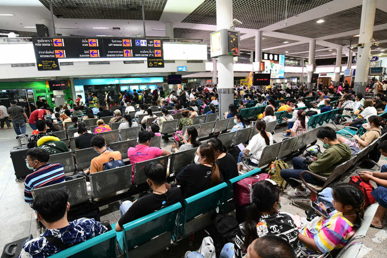 Thủ đô Bangkok (Thái Lan) sẽ triển khai 4.000 cảnh sát thực hiện các nhiệm vụ đảm bảo an toàn, trật tự công cộng và giảm thiểu tai nạn giao thông do tình trạng lái xe khi say rượu trong dịp lễ hội mừng năm mới Songkran - Ảnh Khaosod