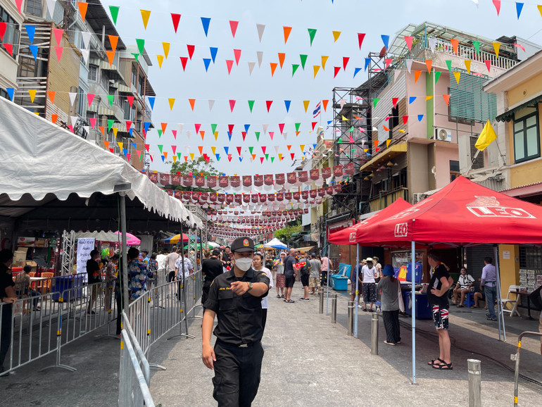 Khaosan là một trong số ít những khu vực được cho phép tổ chức bắn súng nước tại thủ đô Bangkok, và sẽ chỉ hoạt động trong khung giờ từ 12h đến 20h từ ngày 13 đến 15/4 - Ảnh Tuấn Anh