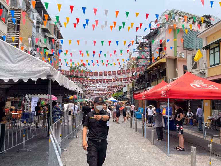 Khaosan là một trong số ít những khu vực được cho phép tổ chức bắn súng nước tại thủ đô Bangkok, và sẽ chỉ hoạt động trong khung giờ từ 12h đến 20h từ ngày 13 đến 15/4 - Ảnh Tuấn Anh