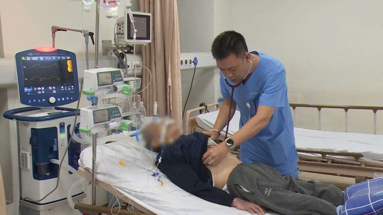 Bác sĩ Khoa Cấp cứu, Bệnh viện Hữu Nghị tiến hành khám, chữa cho bệnh nhân. Bác sĩ Khoa Cấp cứu, Bệnh viện Hữu Nghị tiến hành khám, chữa cho bệnh nhân.