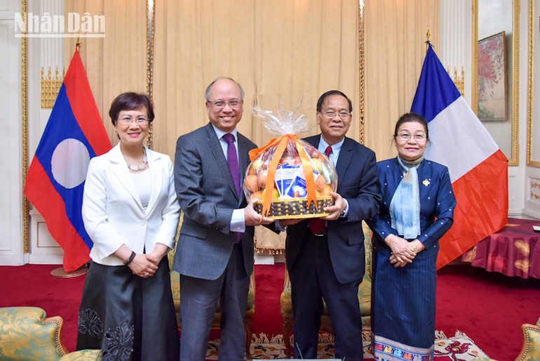 Đại sứ Đinh Toàn Thắng chia sẻ niềm vui đón Tết cổ truyền Bunpimay cùng với những người anh em Lào. (Ảnh: MINH DUY)