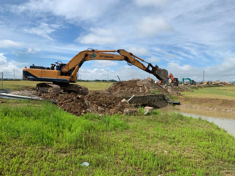 Con đường cũ xuống cấp cắt qua khu công nghiệp WHA đã được đóng lại.