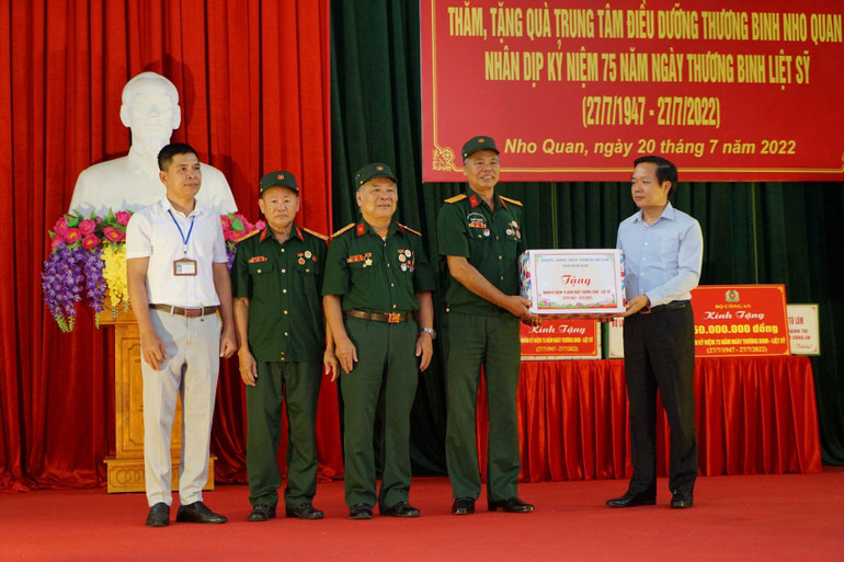 Chủ tịch UBND tỉnh Ninh Bình Phạm Quang Ngọc, ân cần thăm hỏi, tặng quà cho các thương bệnh binh tại Trung tâm Điều dưỡng thương binh ở huyện Nho Quan (Ninh Bình). Chủ tịch UBND tỉnh Ninh Bình Phạm Quang Ngọc, ân cần thăm hỏi, tặng quà cho các thương bệnh binh tại Trung tâm Điều dưỡng thương binh ở huyện Nho Quan (Ninh Bình).