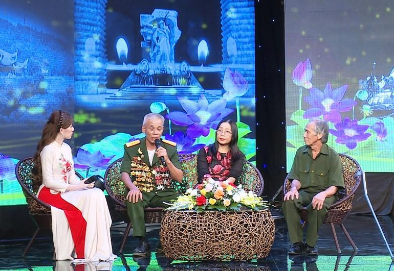 Giao lưu “Uống nước nhớ nguồn” tại trường quay Đài Phát thanh và Truyền hình tỉnh Thanh Hóa.