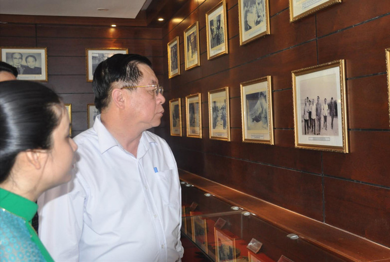 Đồng chí Nguyễn Trọng Nghĩa tham quan nhà trưng bày hiện vật liên quan cuộc đời và sự nghiệp cách mạng của đồng chí Võ Chí Công.